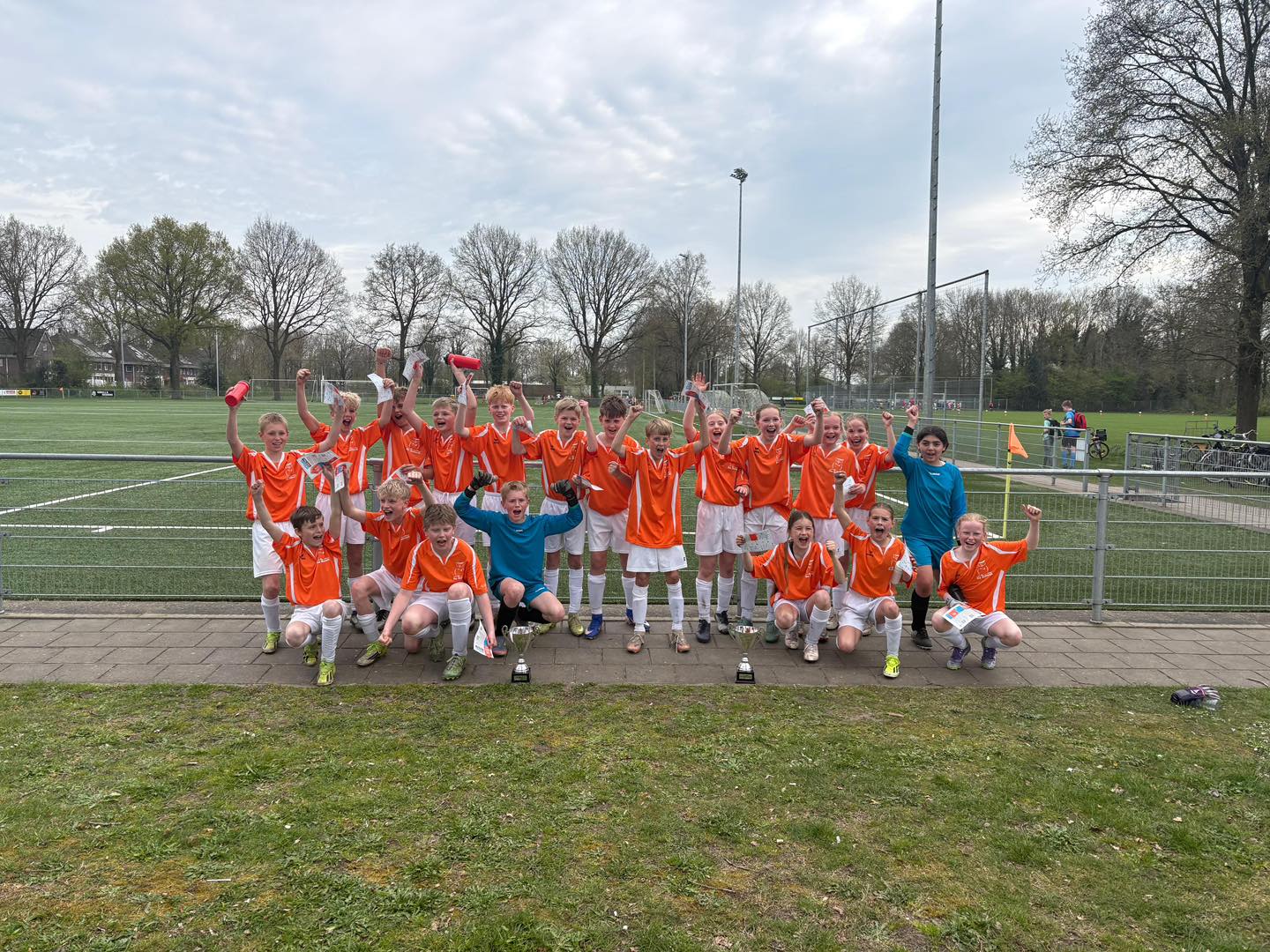 Dubbel feest bij OBS De Eshoek! 🧡⚽️